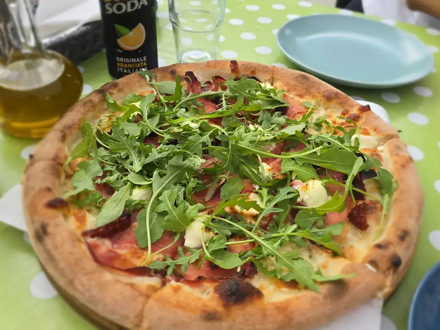 Pizza z rukolą w ogródku